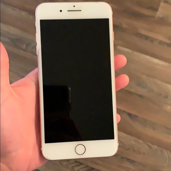 IPHONE 7 plus one small crack - Picture 1 of 3